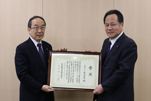 兵庫県職業能力開発協会 事務局長 西谷様(左)より表彰状を授与