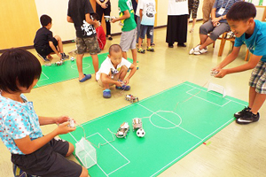 製作したロボットでサッカーゲーム