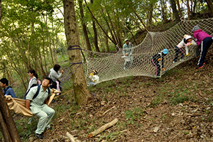「森の遊園地」で遊ぶ子供たち