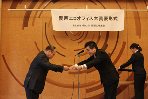 授賞式の様子（写真中央は、三日月滋賀県知事）