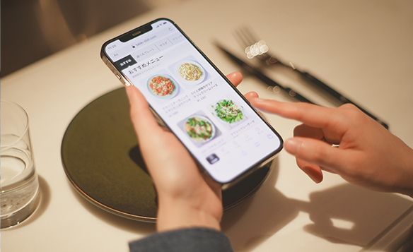 飲食店の多様なスタイルに対応するグローリーのキオスク端末