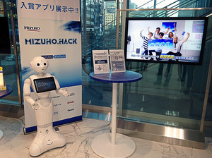 みずほ銀行八重洲口支店で展示されるPepper