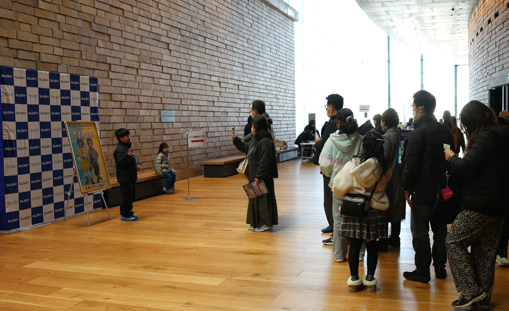 ロビーのポスター前で記念撮影