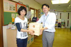 完成した積み木を地元の保育園へ寄贈