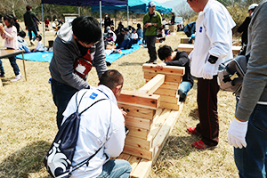 間伐材を利用したテーブル作りの様子