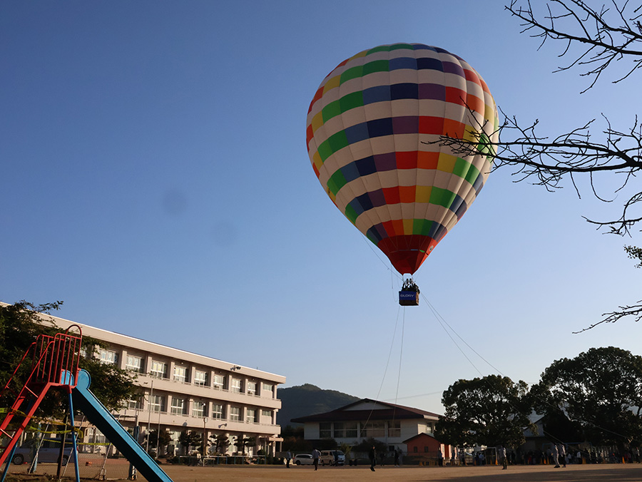 小学校校庭での気球搭乗体験