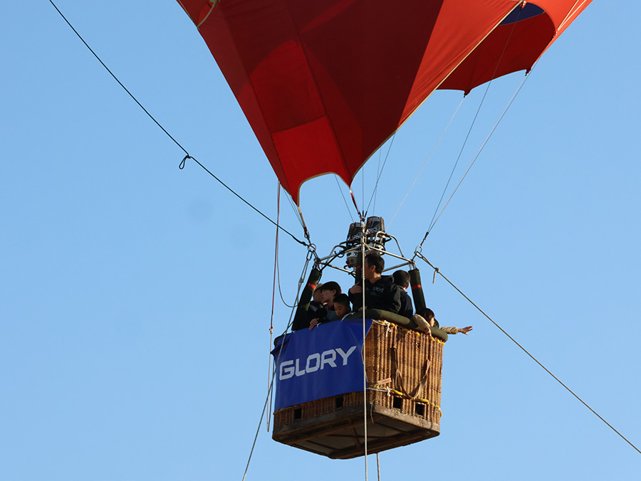 気球搭乗体験を楽しむ参加者