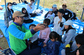 巣を間近で見る子どもたち