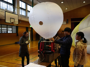 体育館での熱気球教室