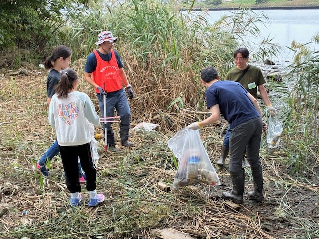 子どもたちも懸命にごみ拾い