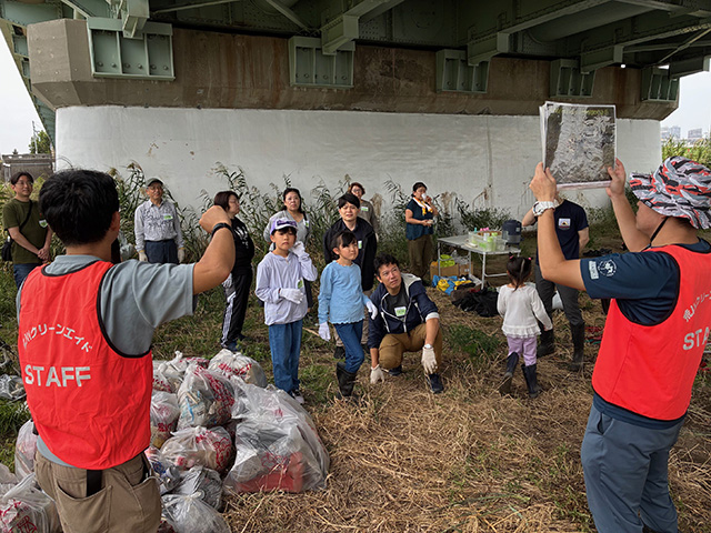 自然環境教室で河川敷に生息する動植物について学習