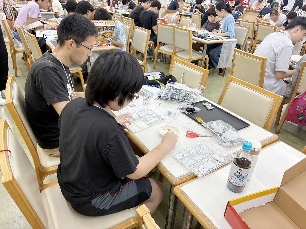 親子でロボットの組み立てに挑戦