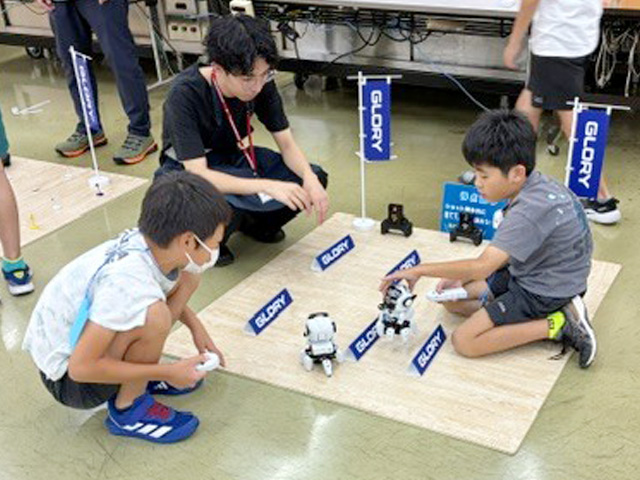 完成したロボットで競争