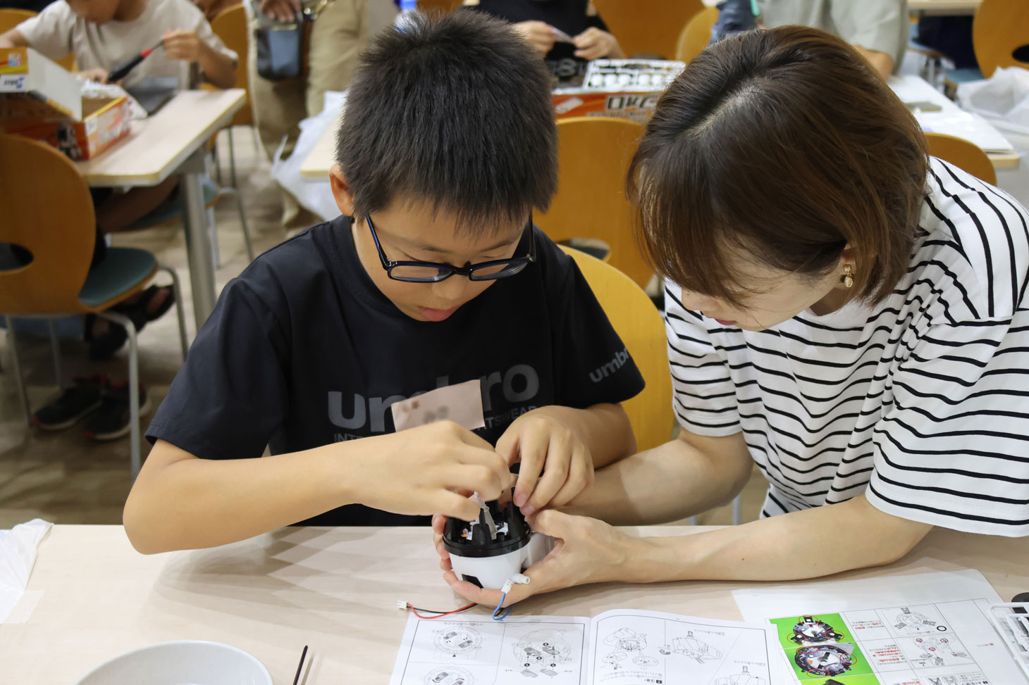 親子でロボットの組み立てに挑戦