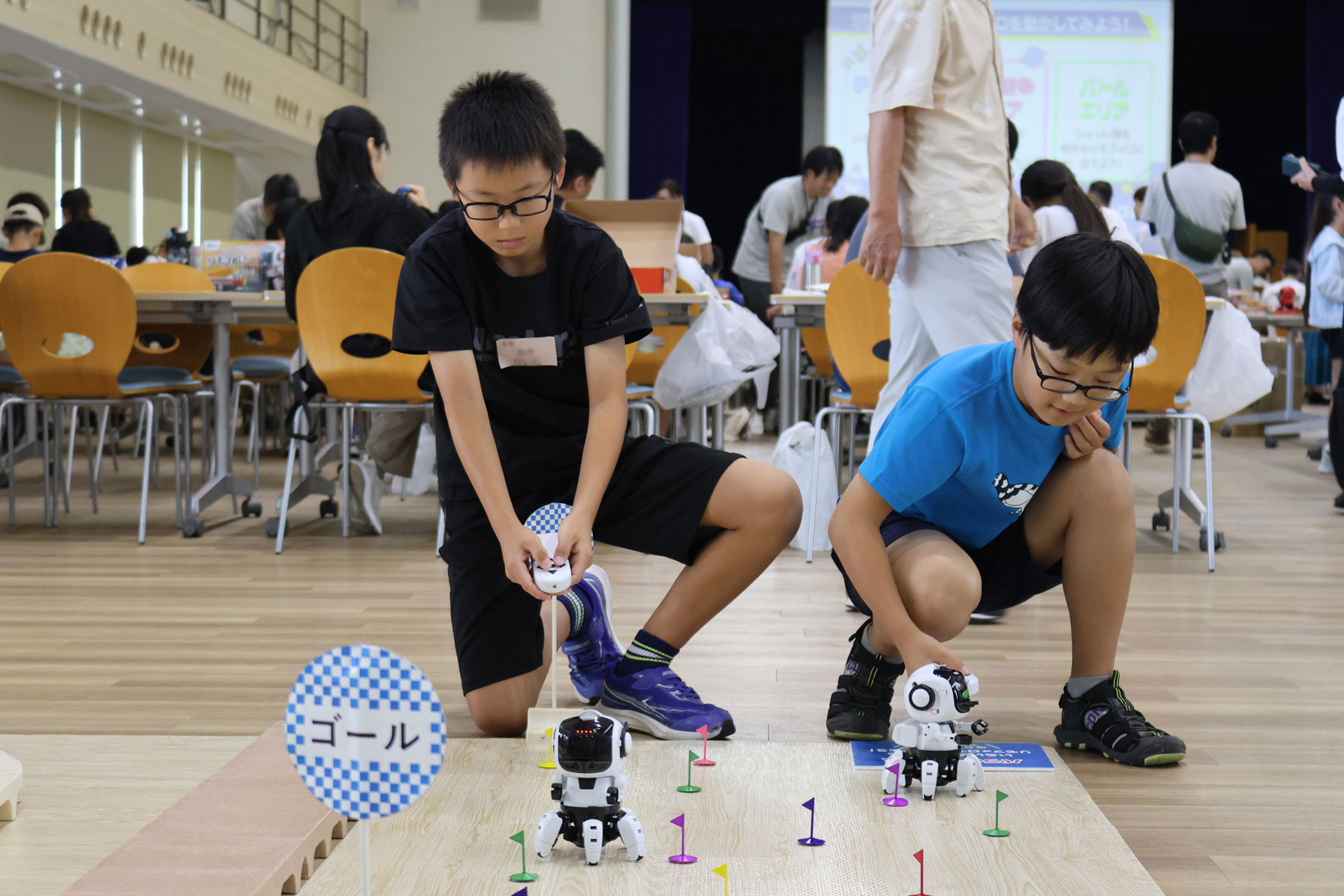 完成したロボットで競争