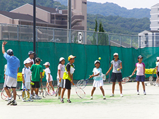 小学生テニス教室の様子