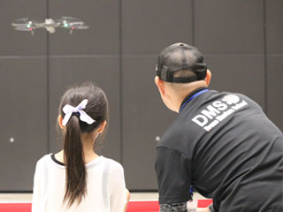 ドローンの操縦に挑戦