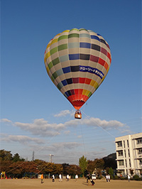 姫路市内の小学校校庭で気球の体験搭乗を実施