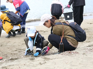 海に落ちているものを拾いながら砂浜を散歩
