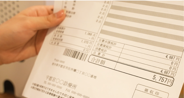 レセプトコンピューターから出力される領収書に金額情報が含まれたバーコードを印字