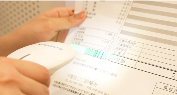 領収書に印字されたバーコードをバーコードリーダーで読み取り
